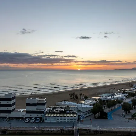 Visionair & Hotel 4*