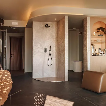 Visionair & Hotel 4*