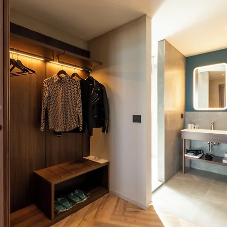 Visionair & Hotel 4*